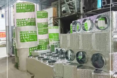 Thi Công Ống Gió Nhanh Gấp 3 Lần Với Xốp Cách Nhiệt Bảo Ôn Remak® PE-OPP Mặt Bạc – Mặt Keo